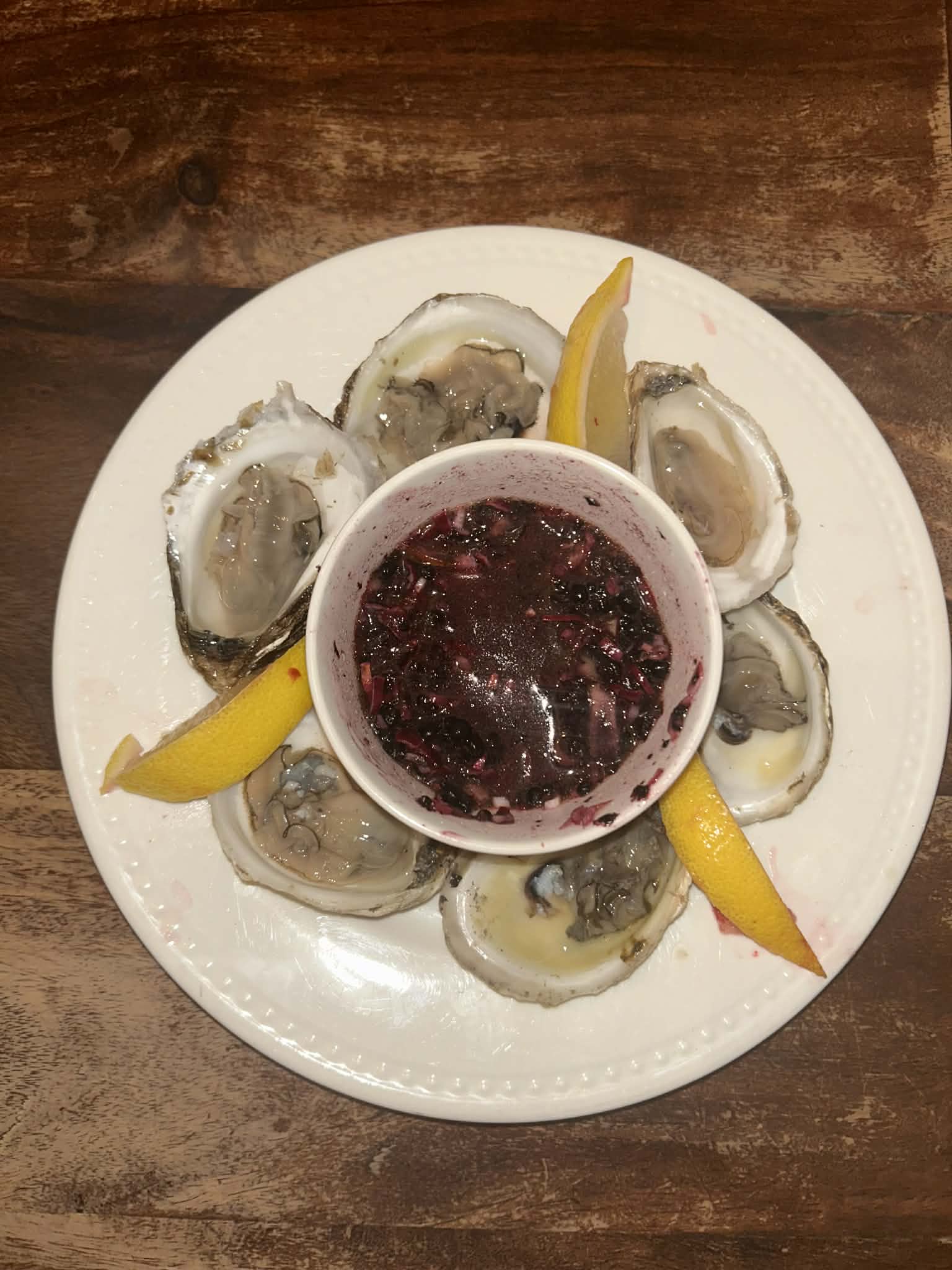 Fresh oysters on the half shell with mignonette