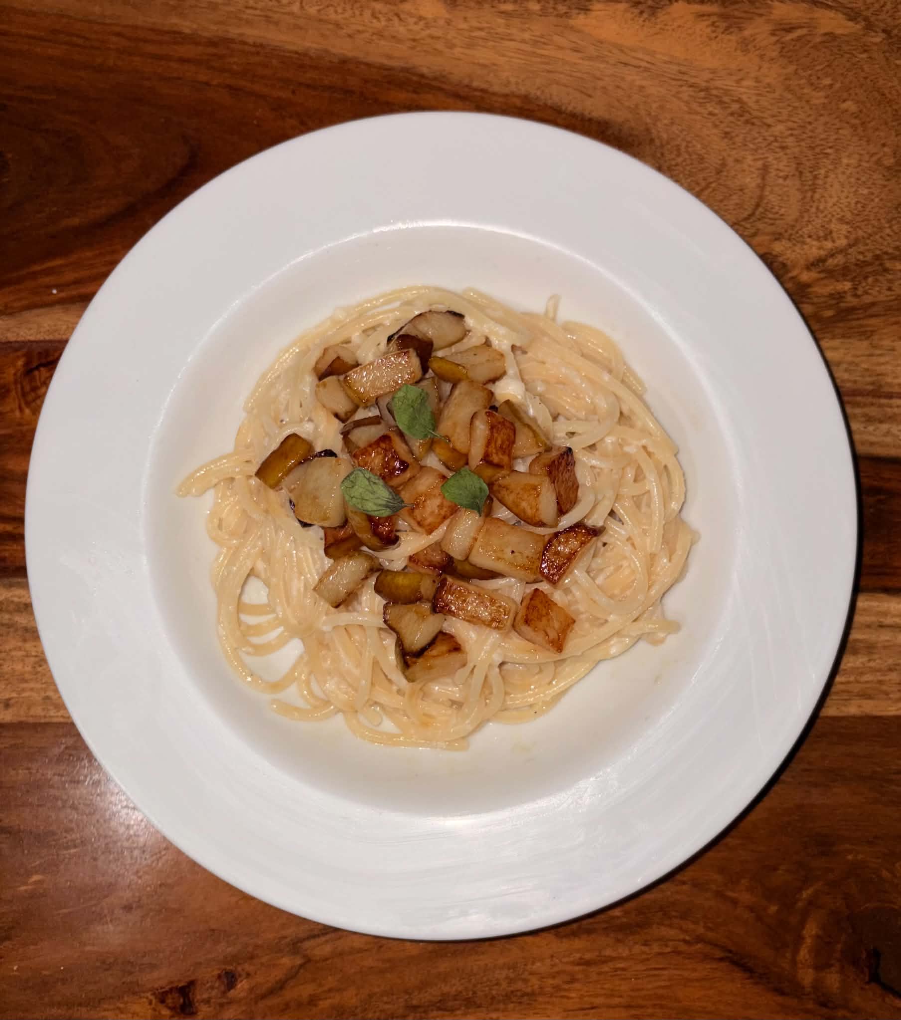 Cacio e pere pasta with sauteed pear and cheese